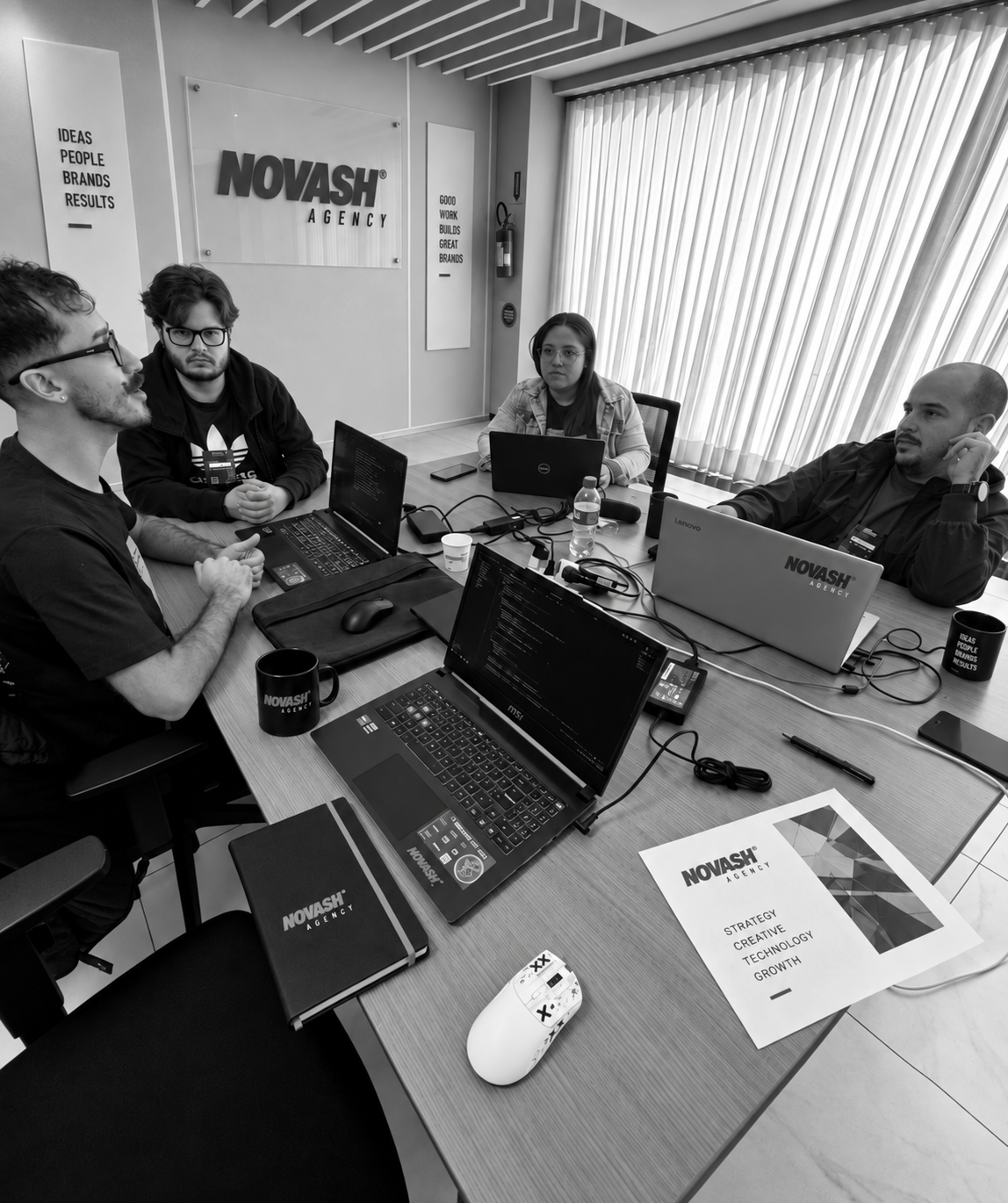 Equipe Novash em reunião estratégica
