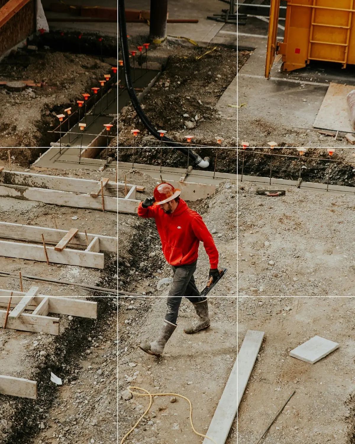 Profissional trabalhando em uma obra
